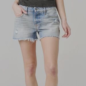 FRAME Women's Le Grand Garcon Raw Edge jean lightwash Short 27